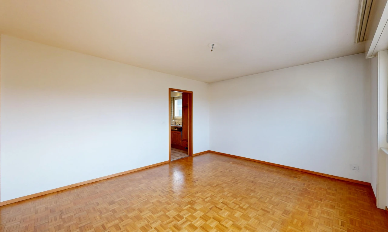 leerer raum mit gipskartonwand, drywall, sockelleisten, baseboards wall, und holzfußboden