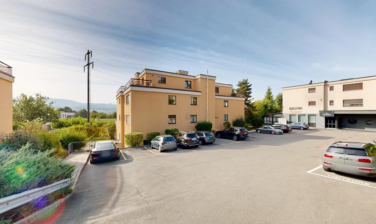 außenansicht mit parkplatz, from community, day time, und power lines view