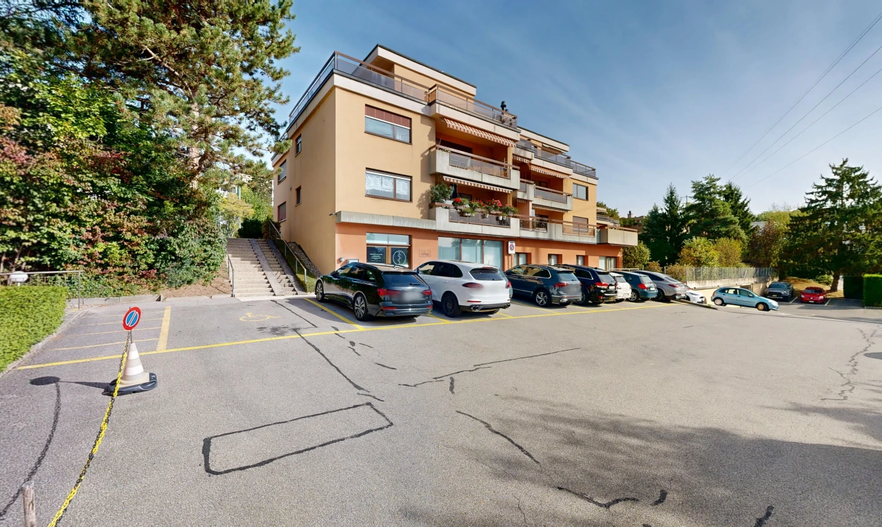 außenansicht mit parkplatz, from community, blick auf wohnanlage, apartment complex view, und day time
