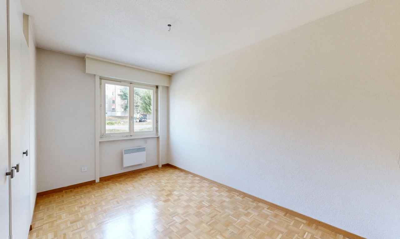 leerer raum mit wood finish floor, holzfußboden, baseboards wall, sockelleisten, und light floor