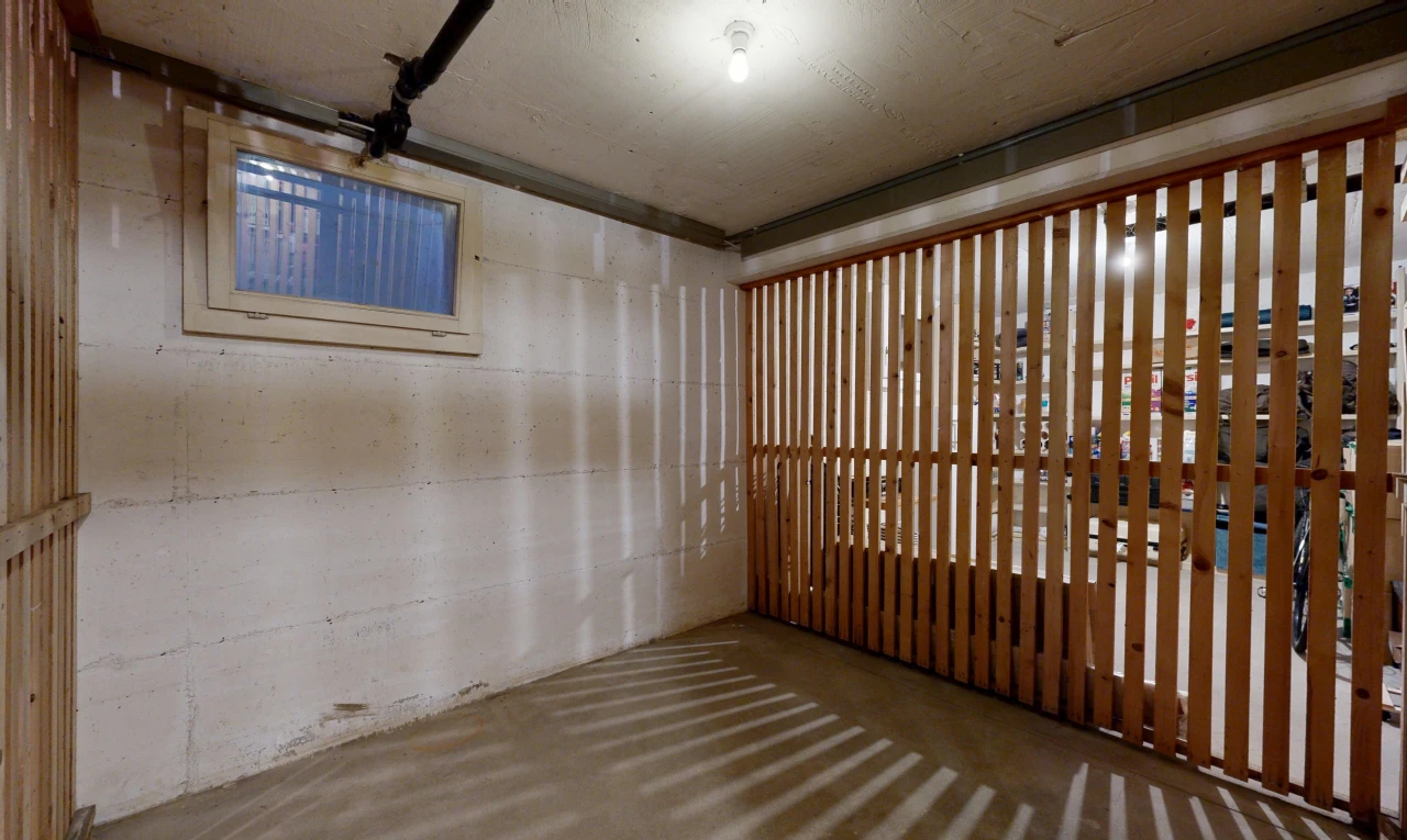 leerer raum mit inside property und keller