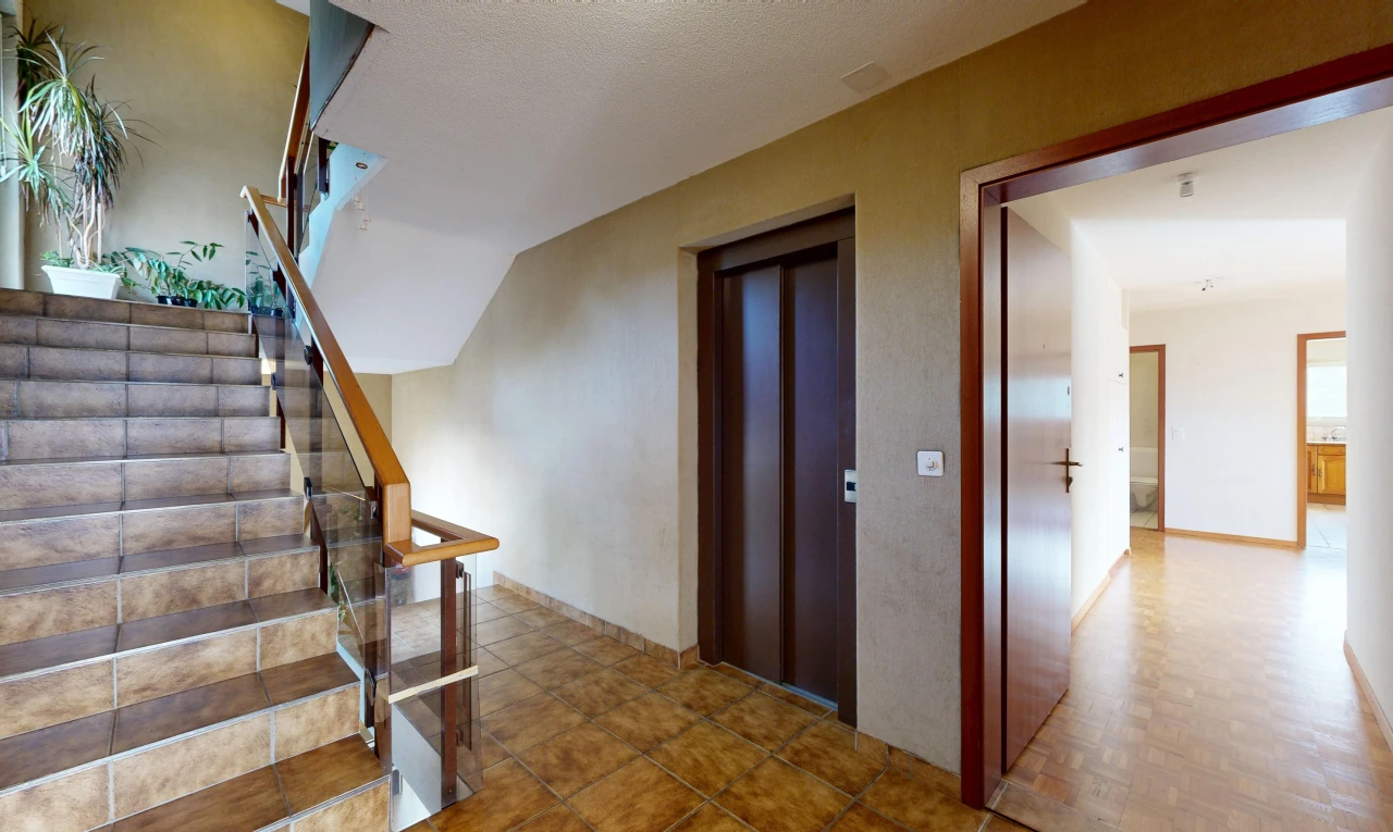 treppe mit aufzug, treppen, und inside property