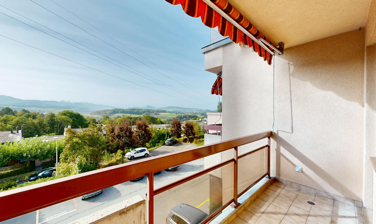 balkon mit balkon, view focus, from property, power lines view, und day time