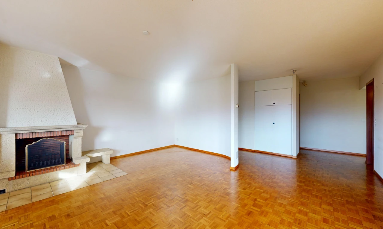 wohnzimmer mit gipskartonwand, drywall, sockelleisten, baseboards wall, und holzfußboden