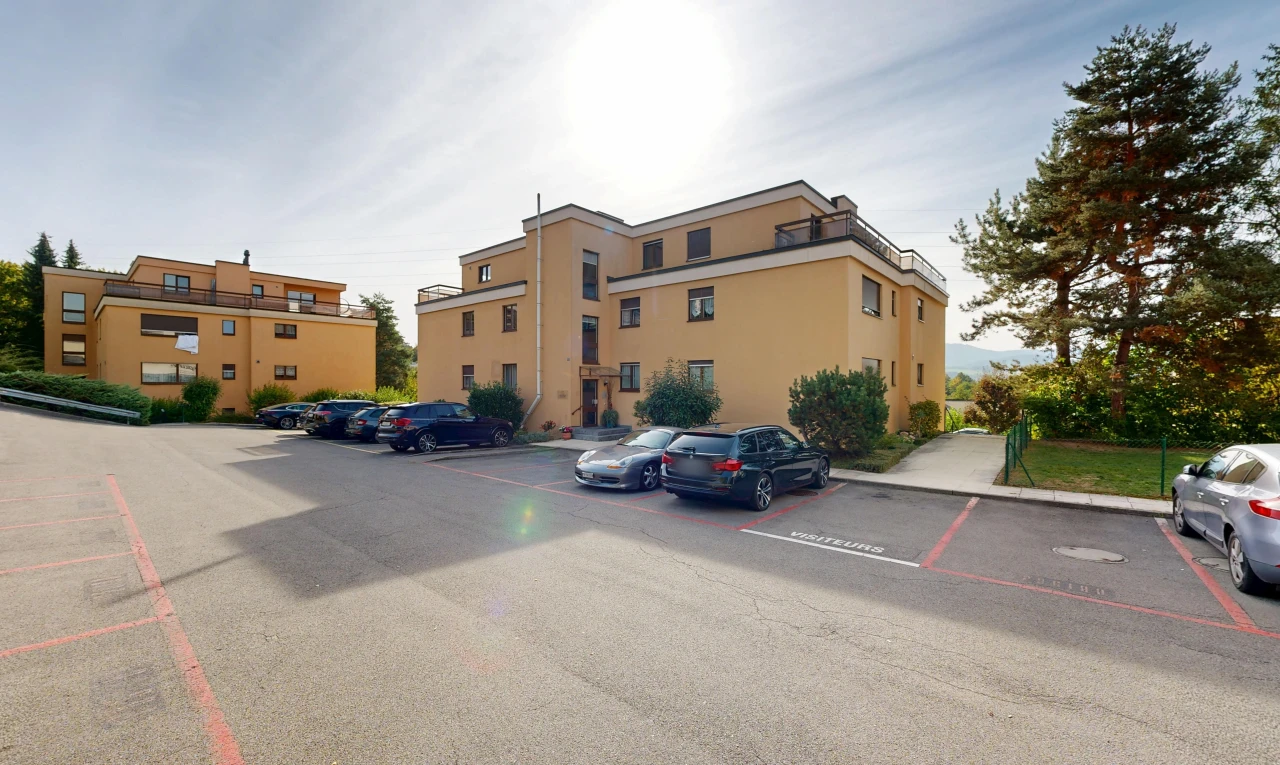 außenansicht mit parkplatz, from community, blick auf wohnanlage, apartment complex view, und day time