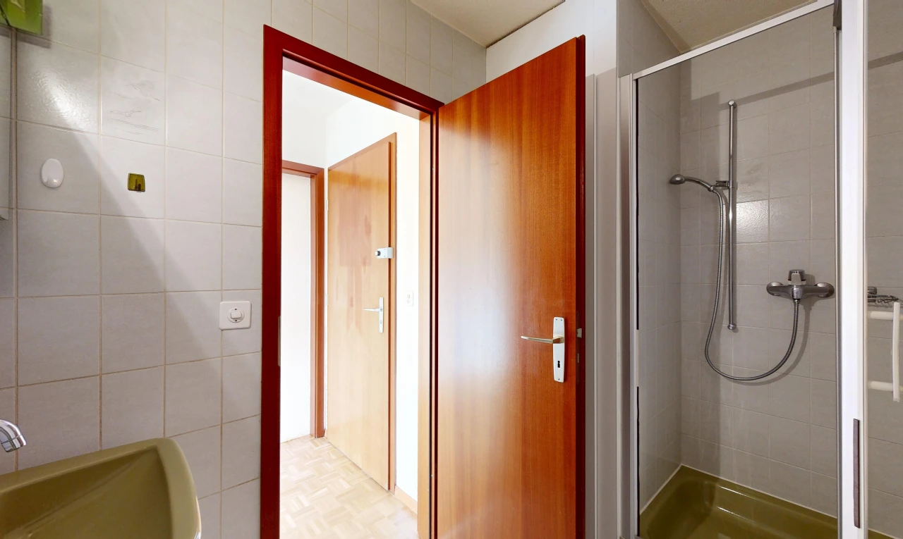 bad mit dusche, komplettes badezimmer, tile wall, fliesenwand, und inside property