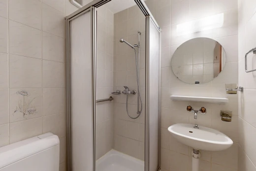 bad mit tile wall, fliesenwand, komplettes badezimmer, waschbecken, und dusche