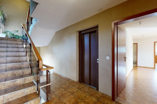 treppe mit aufzug, treppen, und inside property