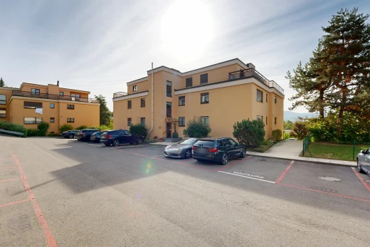 außenansicht mit parkplatz, from community, blick auf wohnanlage, apartment complex view, und day time