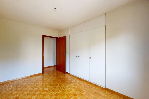 leerer raum mit drywall, gipskartonwand, baseboards wall, sockelleisten, und light floor