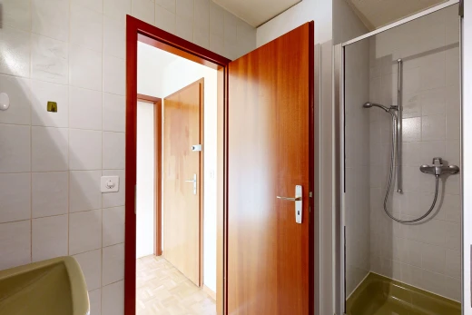 bad mit dusche, komplettes badezimmer, tile wall, fliesenwand, und inside property