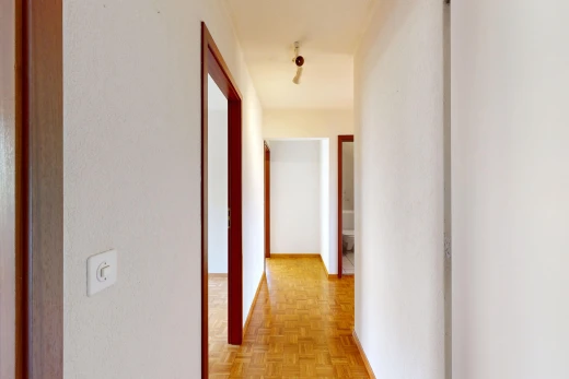 halle / korridor mit holzfußboden, wood finish floor, parquet floor, light floor, und inside property