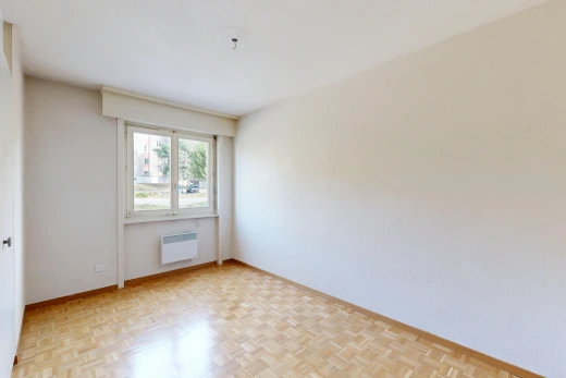 leerer raum mit wood finish floor, holzfußboden, baseboards wall, sockelleisten, und light floor