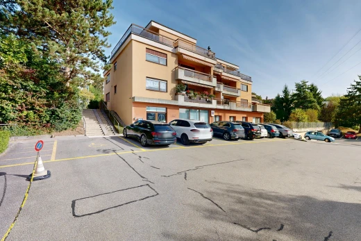 außenansicht mit parkplatz, from community, blick auf wohnanlage, apartment complex view, und day time