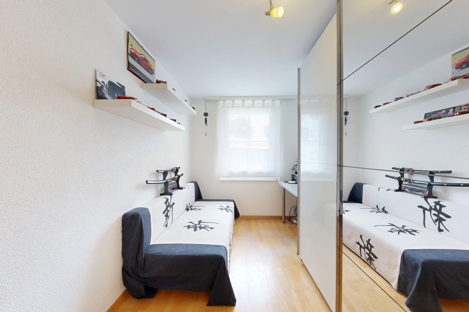 chambre avec inside property, wood finish floor, sol en finition bois, natural light, et lumière naturelle