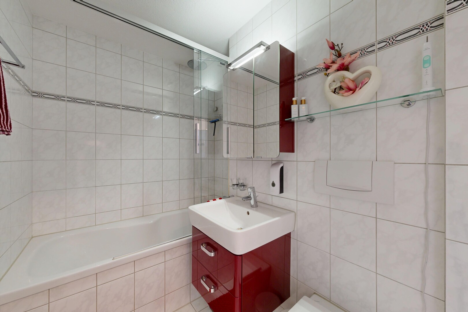 salle de bains avec tile wall, mur en carrelage, salle de bain complète, douche-bain combinés, et miroir