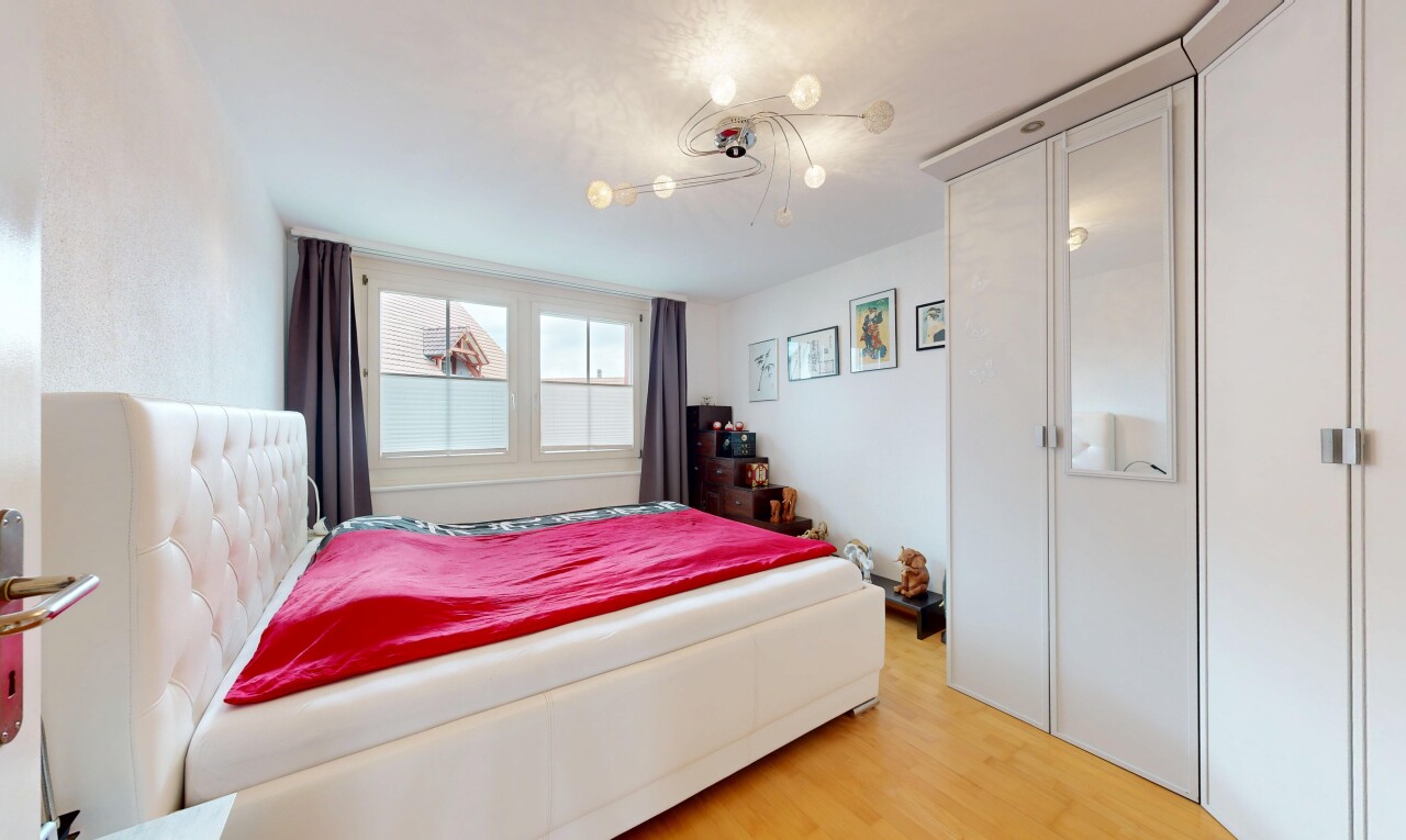 chambre avec sol en finition bois, wood finish floor, inside property, lumière naturelle, et natural light