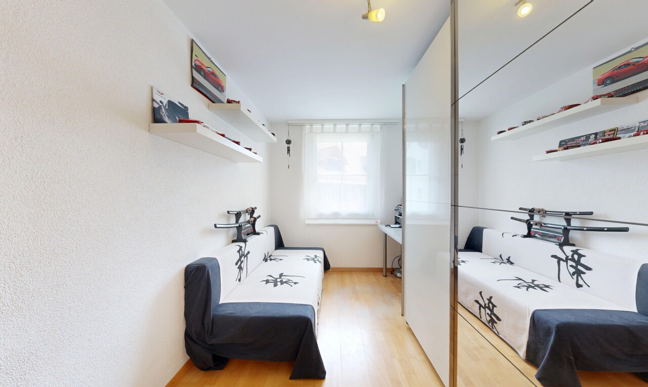 chambre avec inside property, wood finish floor, sol en finition bois, natural light, et lumière naturelle