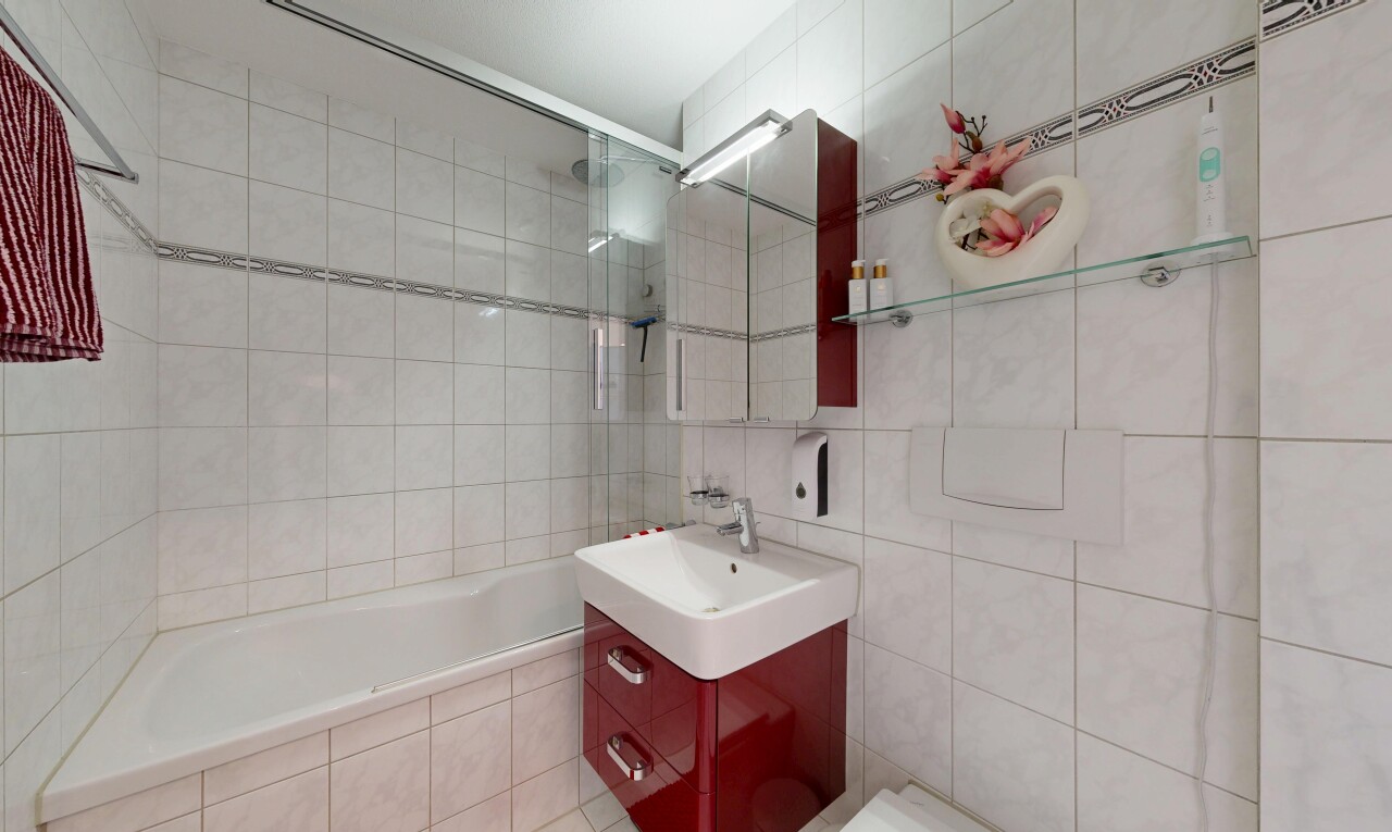 salle de bains avec tile wall, mur en carrelage, salle de bain complète, douche-bain combinés, et miroir
