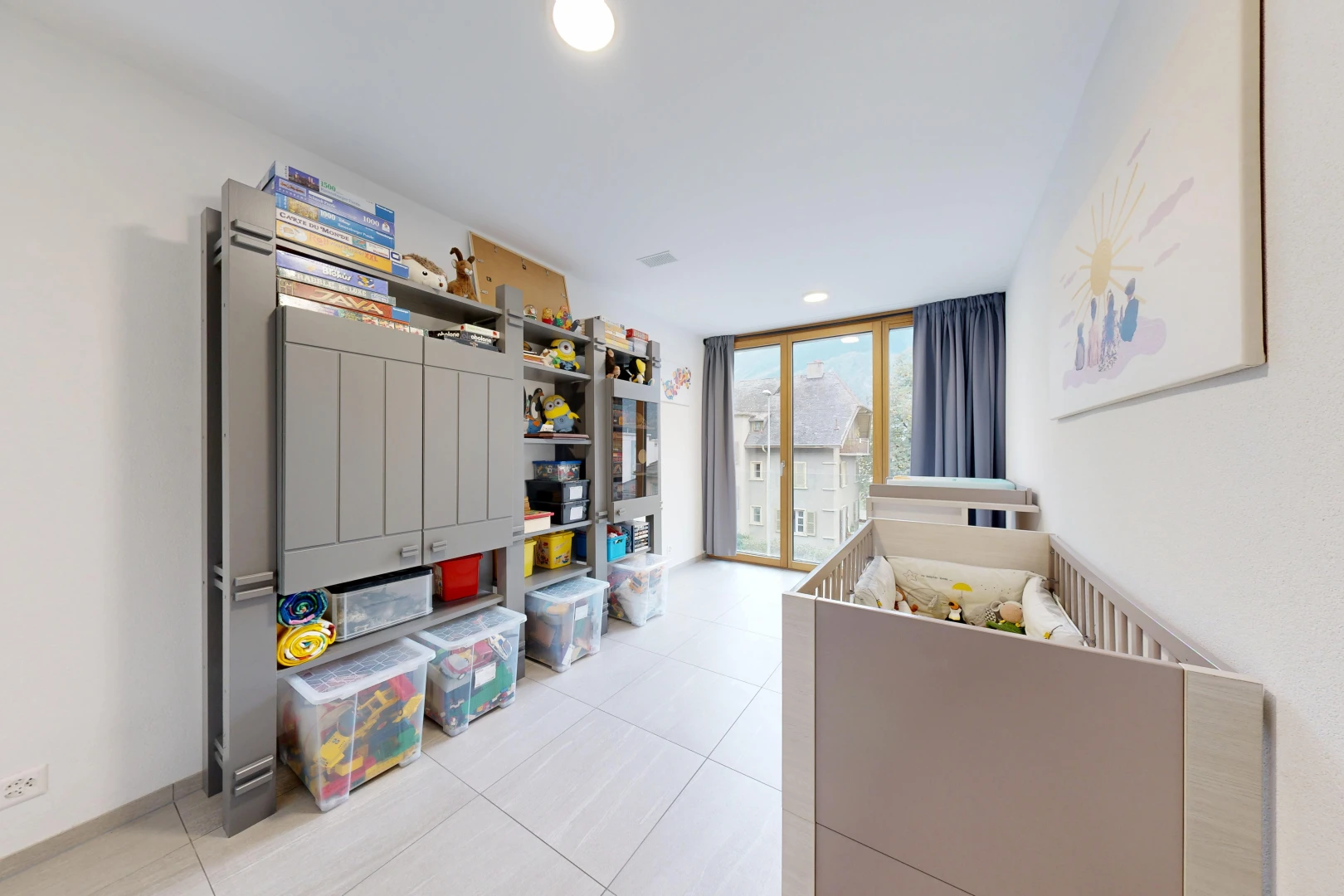 chambre avec éclairage encastré, accès à l'extérieur, drywall, cloison sèche, et inside property