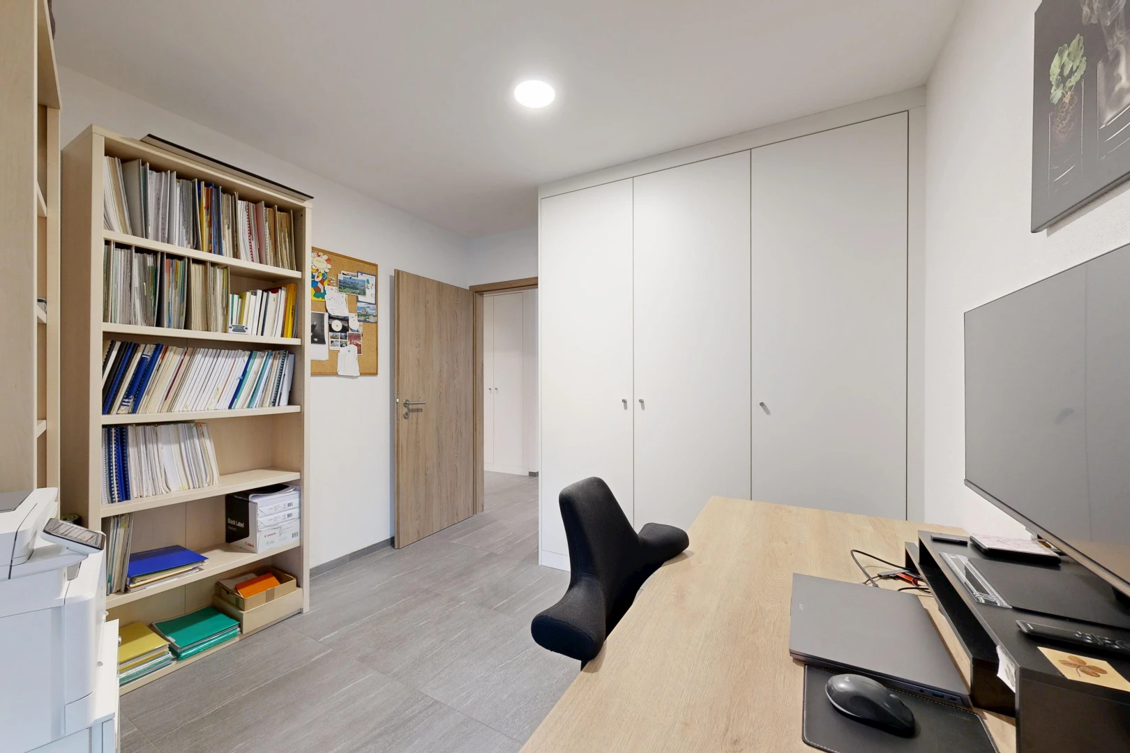 bureau avec éclairage encastré, drywall, cloison sèche, télévision, et light floor