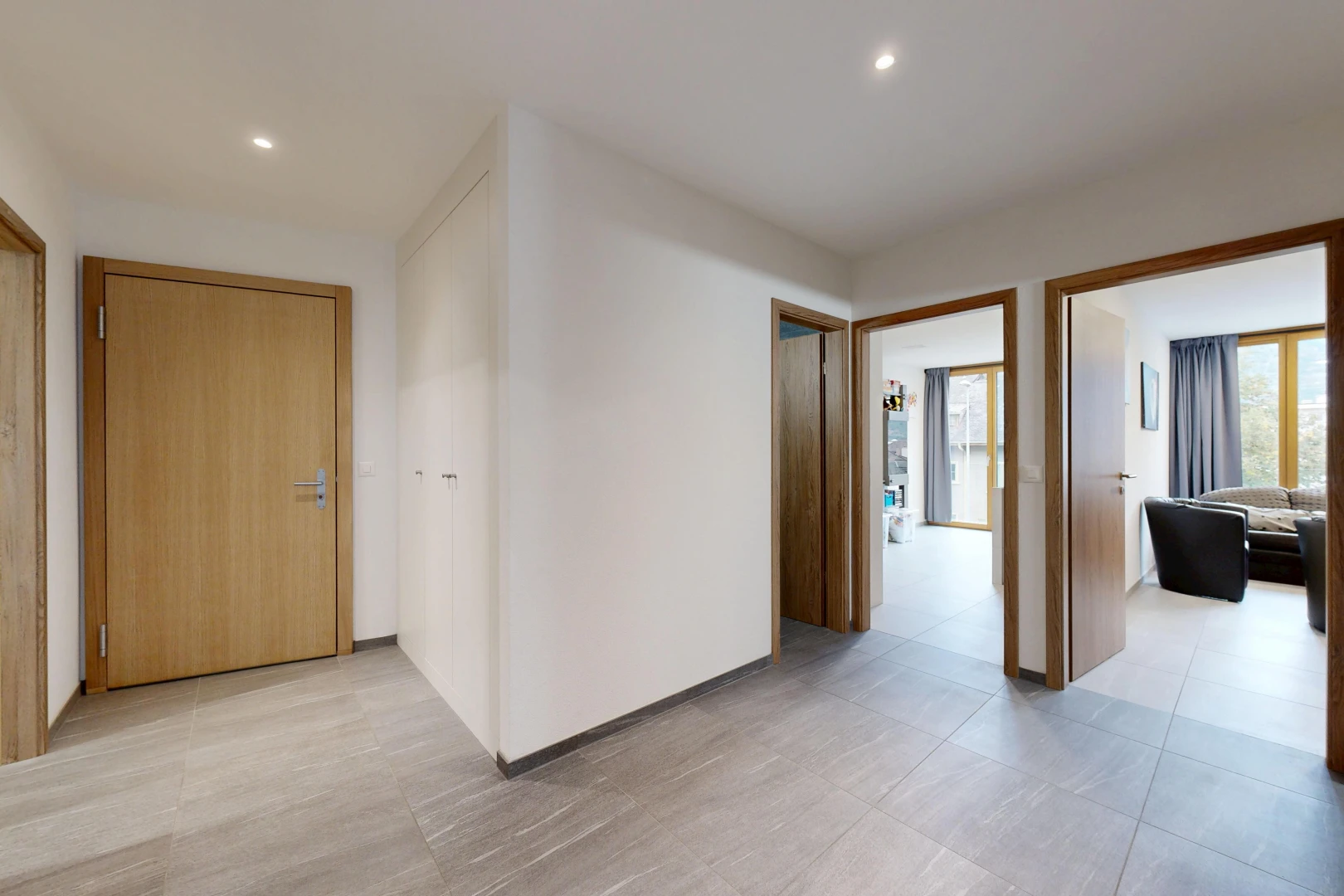 couloir avec light floor, éclairage encastré, drywall, cloison sèche, et inside property