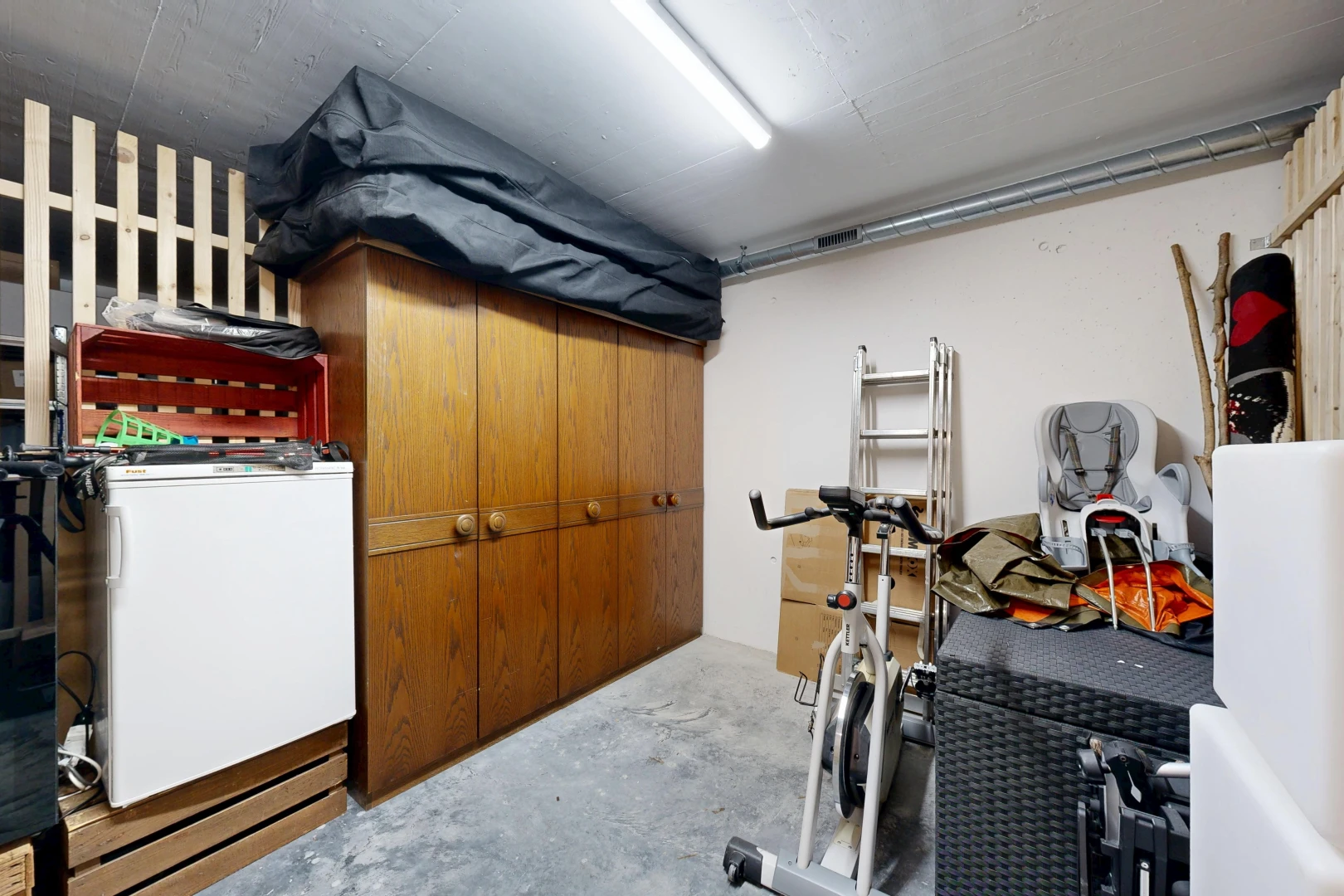 chambre avec concrete floor, sol en béton, unfinished concrete floor, drywall, et cloison sèche