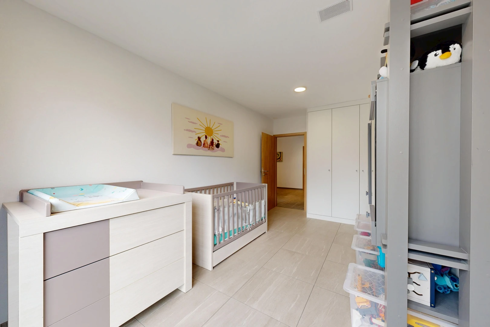 chambre avec éclairage encastré, light floor, drywall, cloison sèche, et placard