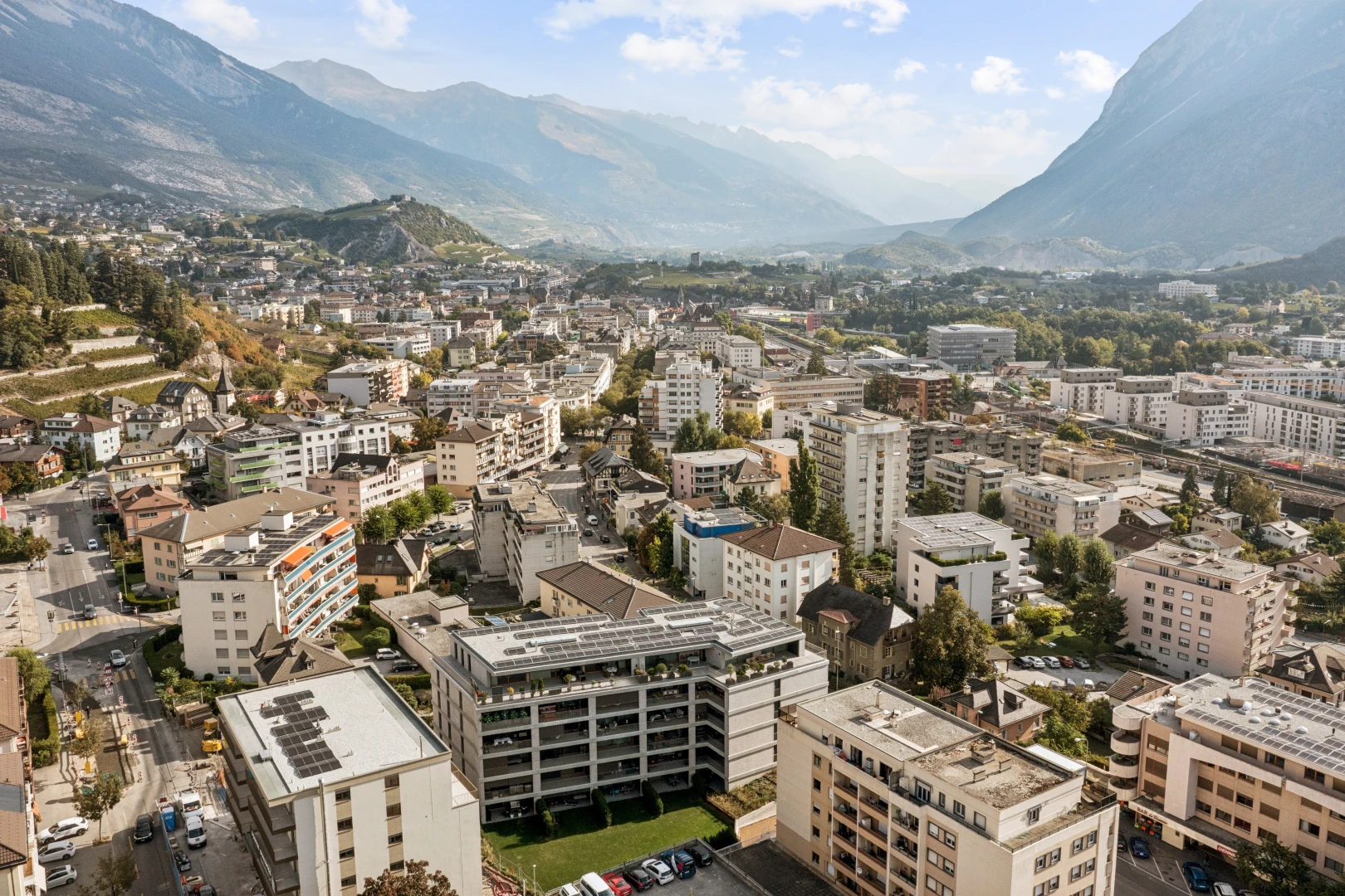 extérieur du bâtiment avec mountain view, vue sur la montagne, day time, et aerial view
