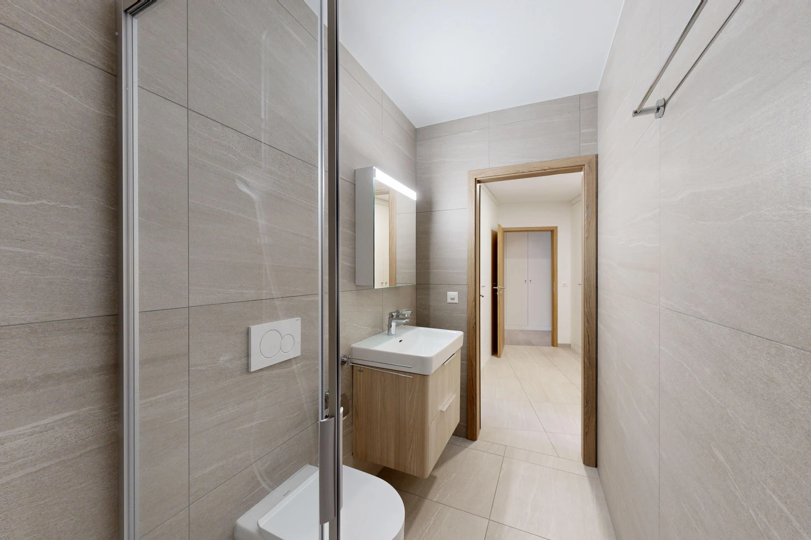 salle de bains avec lavabo (ou coiffeuse selon le contexte), miroir, évier, light floor, et tile wall