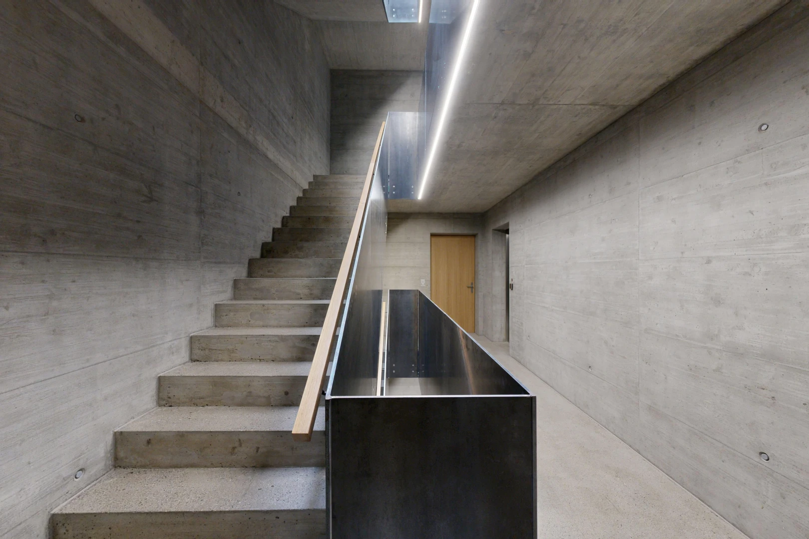 escaliers avec concrete wall, mur en béton, concrete floor, sol en béton, et inside community