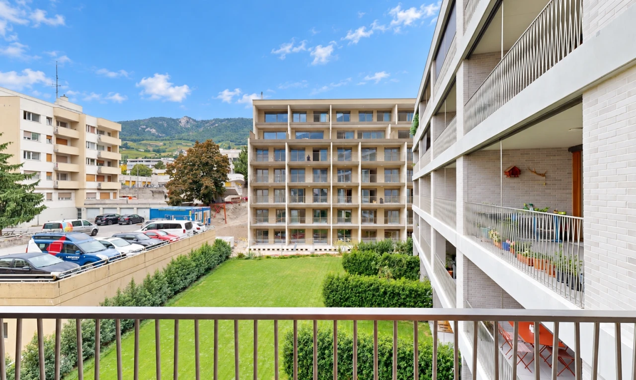 extérieur du bâtiment avec day time, mountain view, vue sur la montagne, from property, et parking