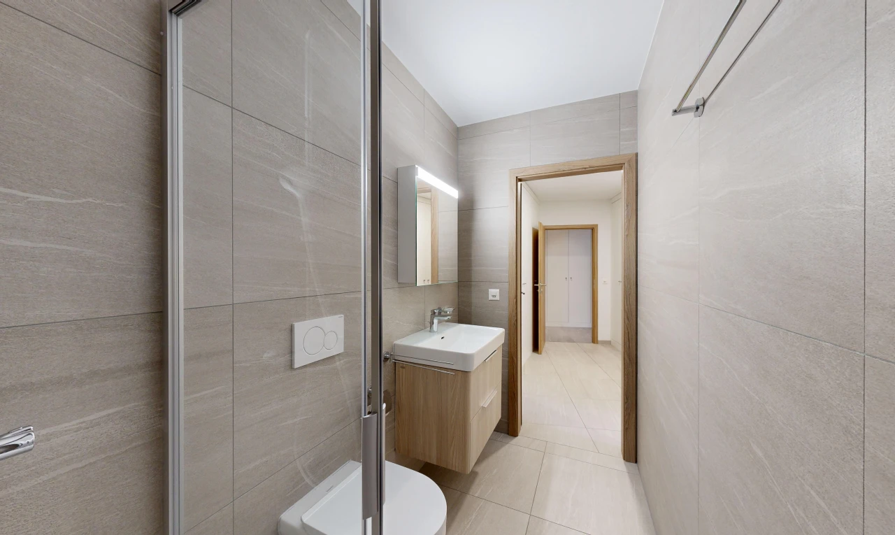 salle de bains avec lavabo (ou coiffeuse selon le contexte), miroir, évier, light floor, et tile wall