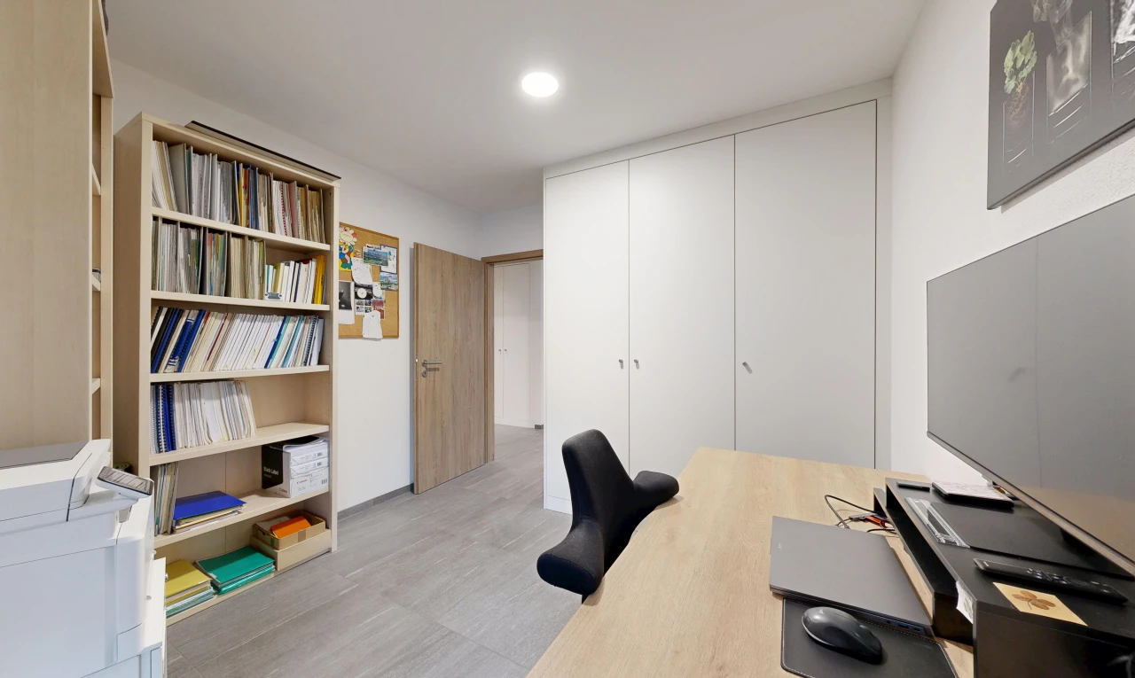 bureau avec éclairage encastré, drywall, cloison sèche, télévision, et light floor