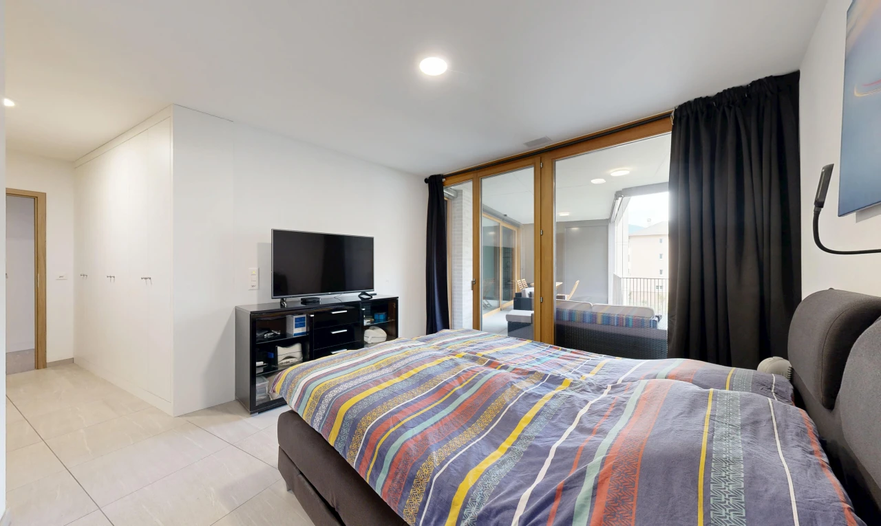 chambre avec télévision, accès à l'extérieur, éclairage encastré, drywall, et cloison sèche