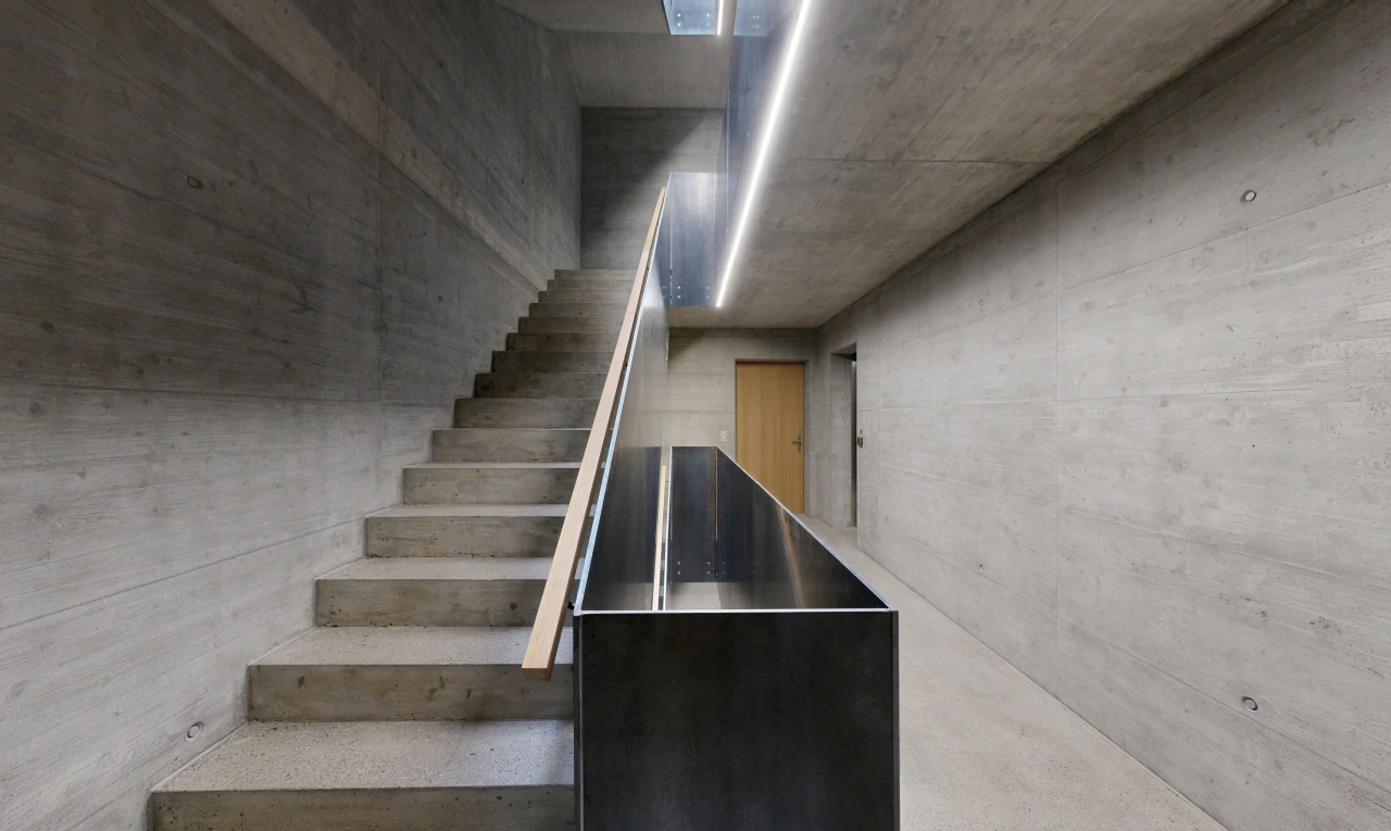escaliers avec concrete wall, mur en béton, concrete floor, sol en béton, et inside community