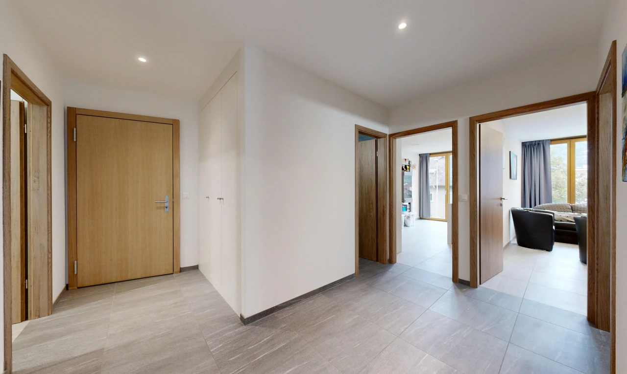couloir avec light floor, éclairage encastré, drywall, cloison sèche, et inside property