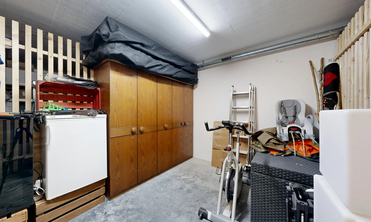 chambre avec concrete floor, sol en béton, unfinished concrete floor, drywall, et cloison sèche