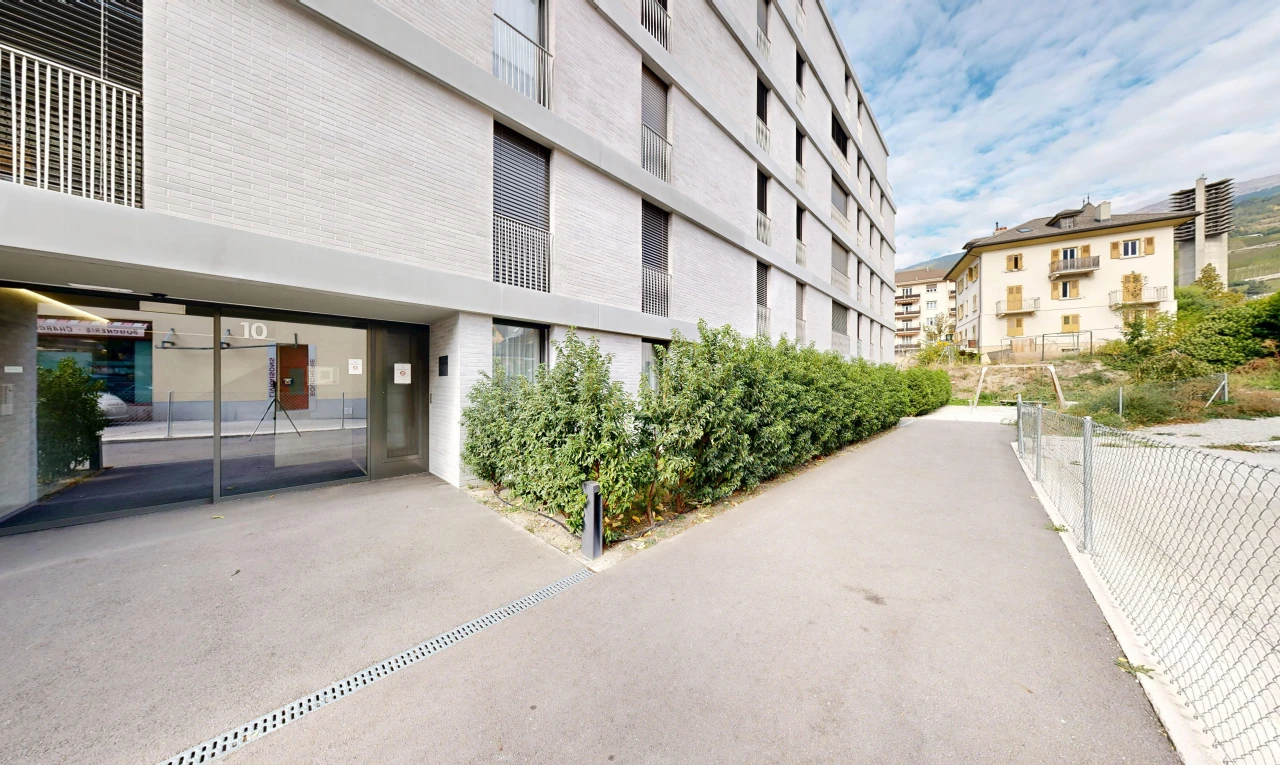extérieur du bâtiment avec clôture, apartment complex view, vue sur le complexe d'appartements, day time, et from community