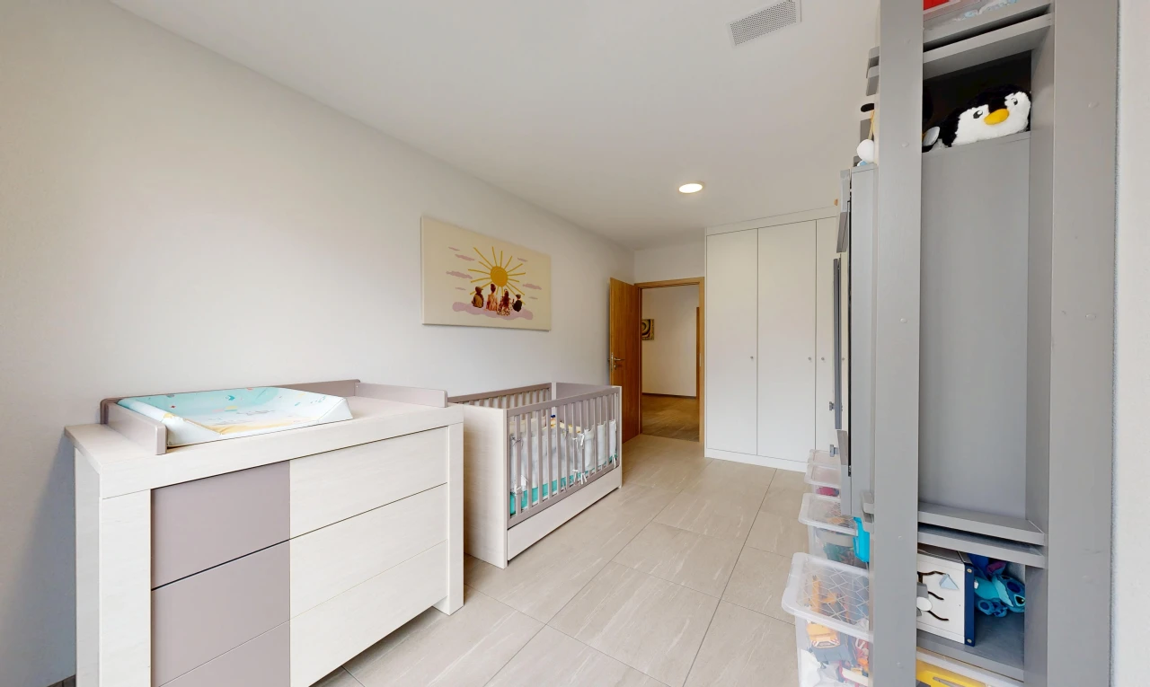 chambre avec éclairage encastré, light floor, drywall, cloison sèche, et placard