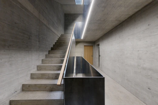 escaliers avec concrete wall, mur en béton, concrete floor, sol en béton, et inside community