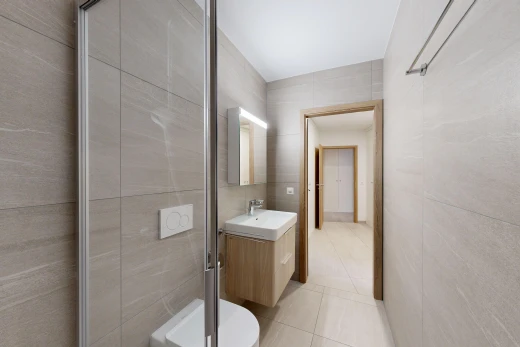 salle de bains avec lavabo (ou coiffeuse selon le contexte), miroir, évier, light floor, et tile wall