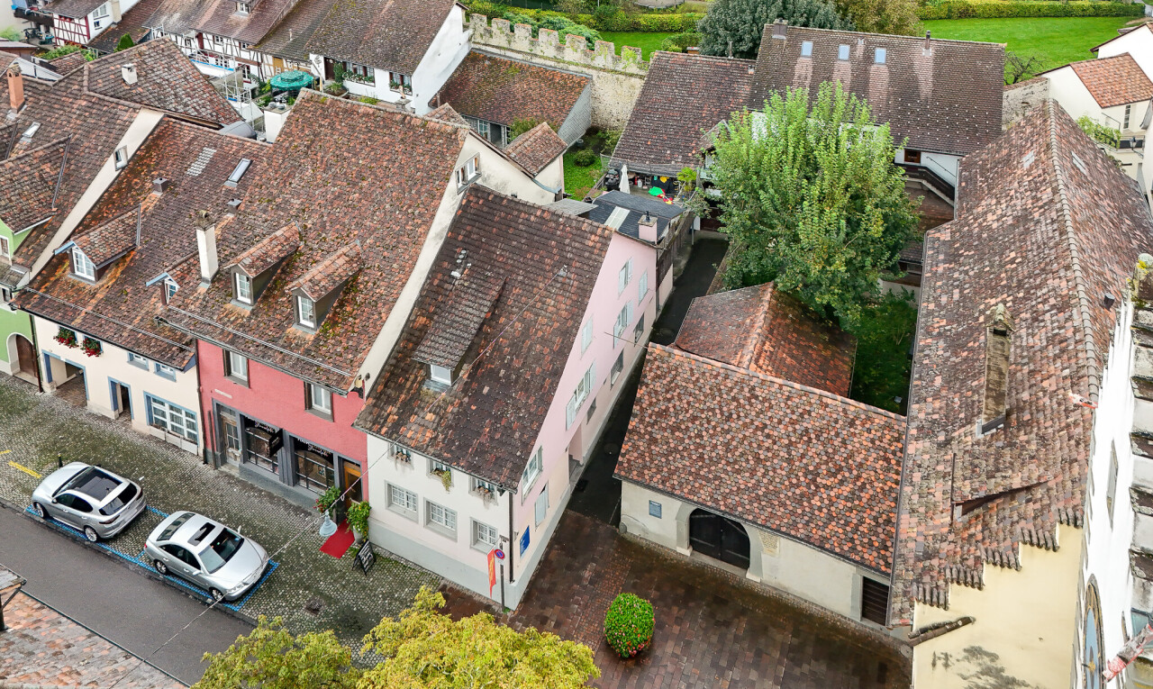 Mehrfamilienhaus mit 4 Wohnungen, Studio und Garage in zentraler Lage