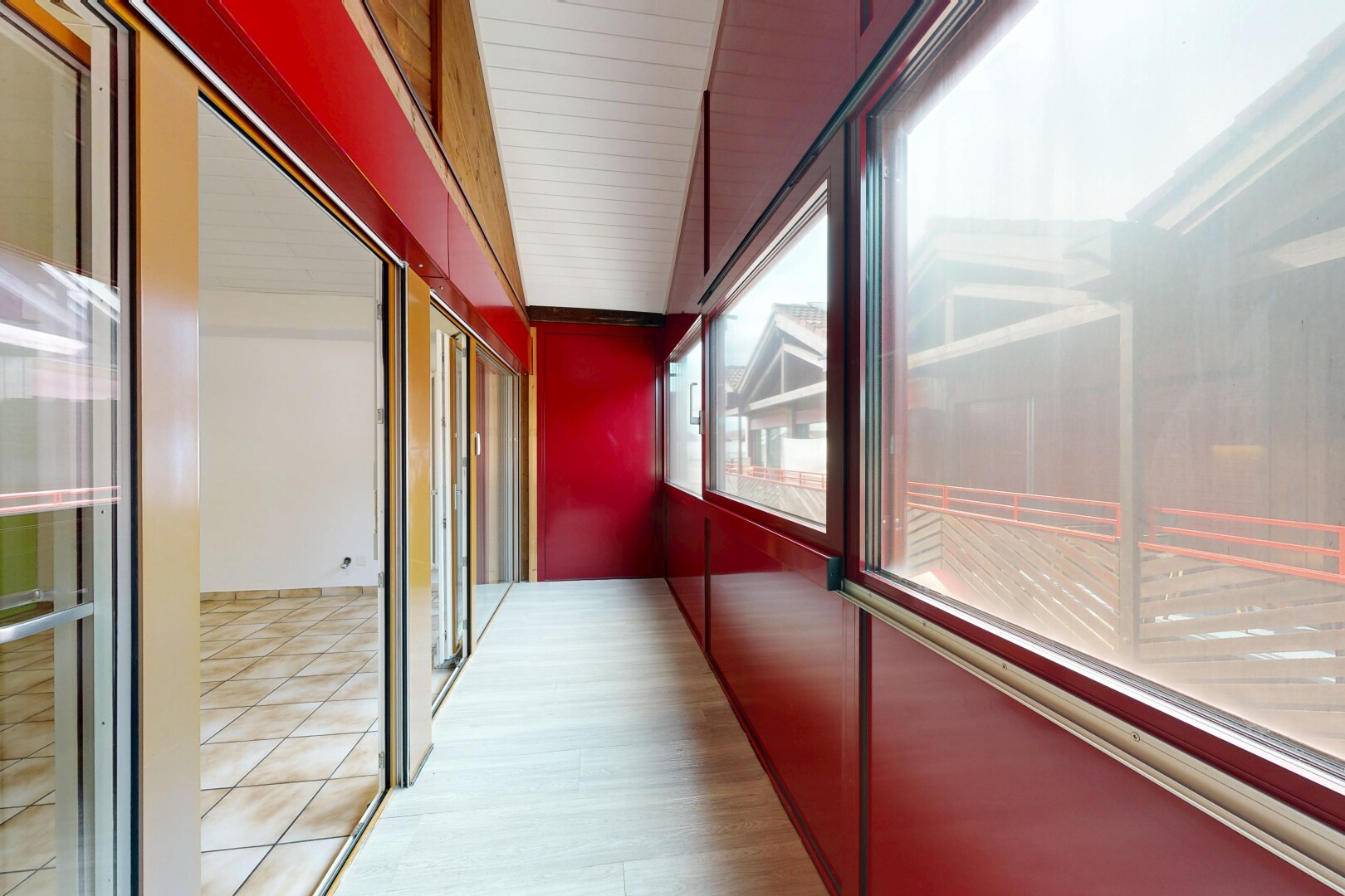 couloir avec véranda et inside property