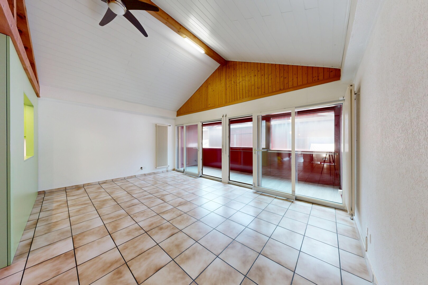 pièce vide avec beamed ceiling, plafond à poutres, high end ceiling, vaulted ceiling, et plafond voûté