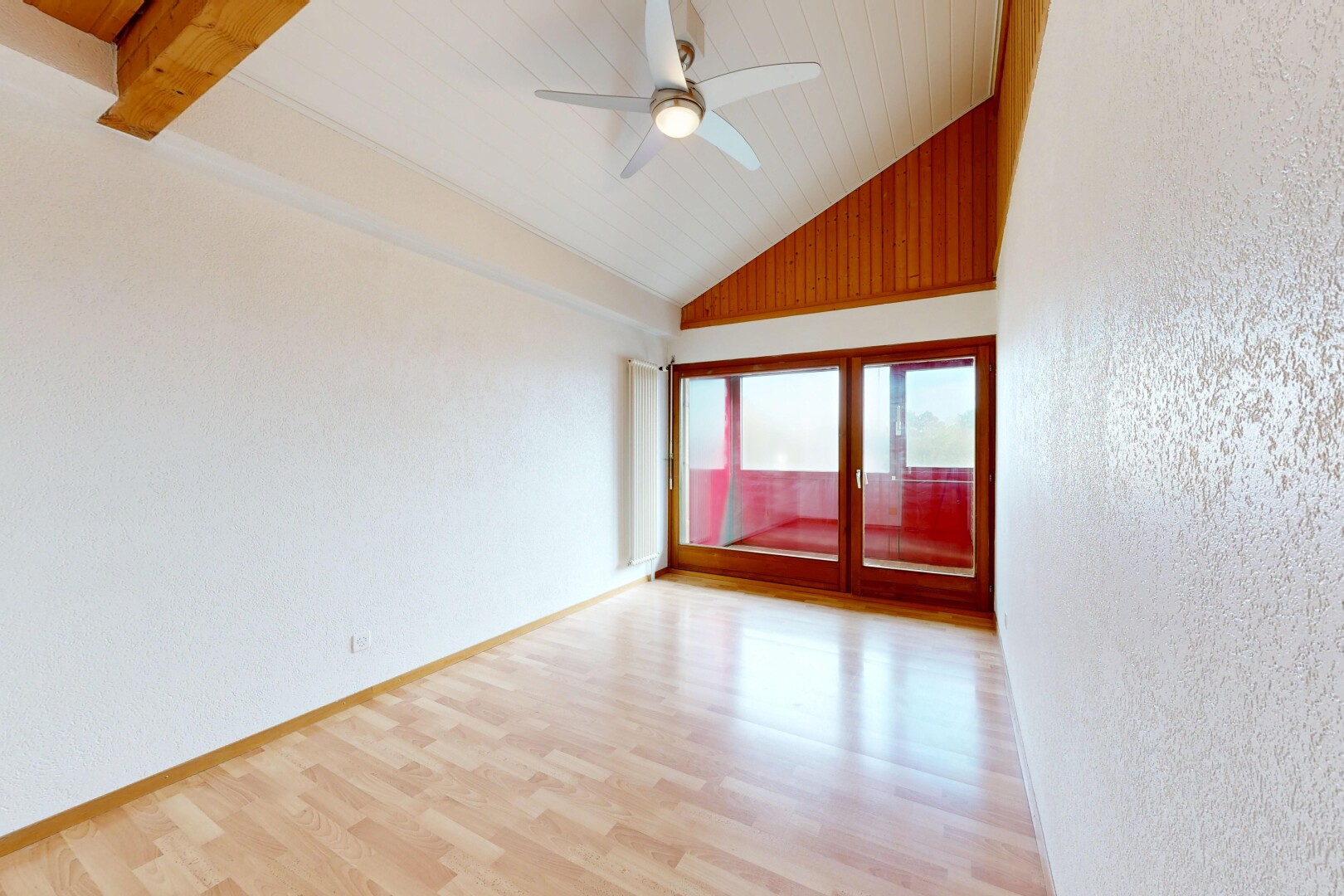 pièce vide avec plafond haut, high ceiling, plafond voûté, vaulted ceiling, et sol en finition bois