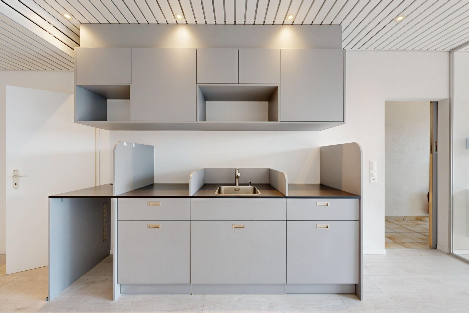 cuisine avec gray cabinets, armoires grises, microwave missing, éclairage encastré, et dark countertops