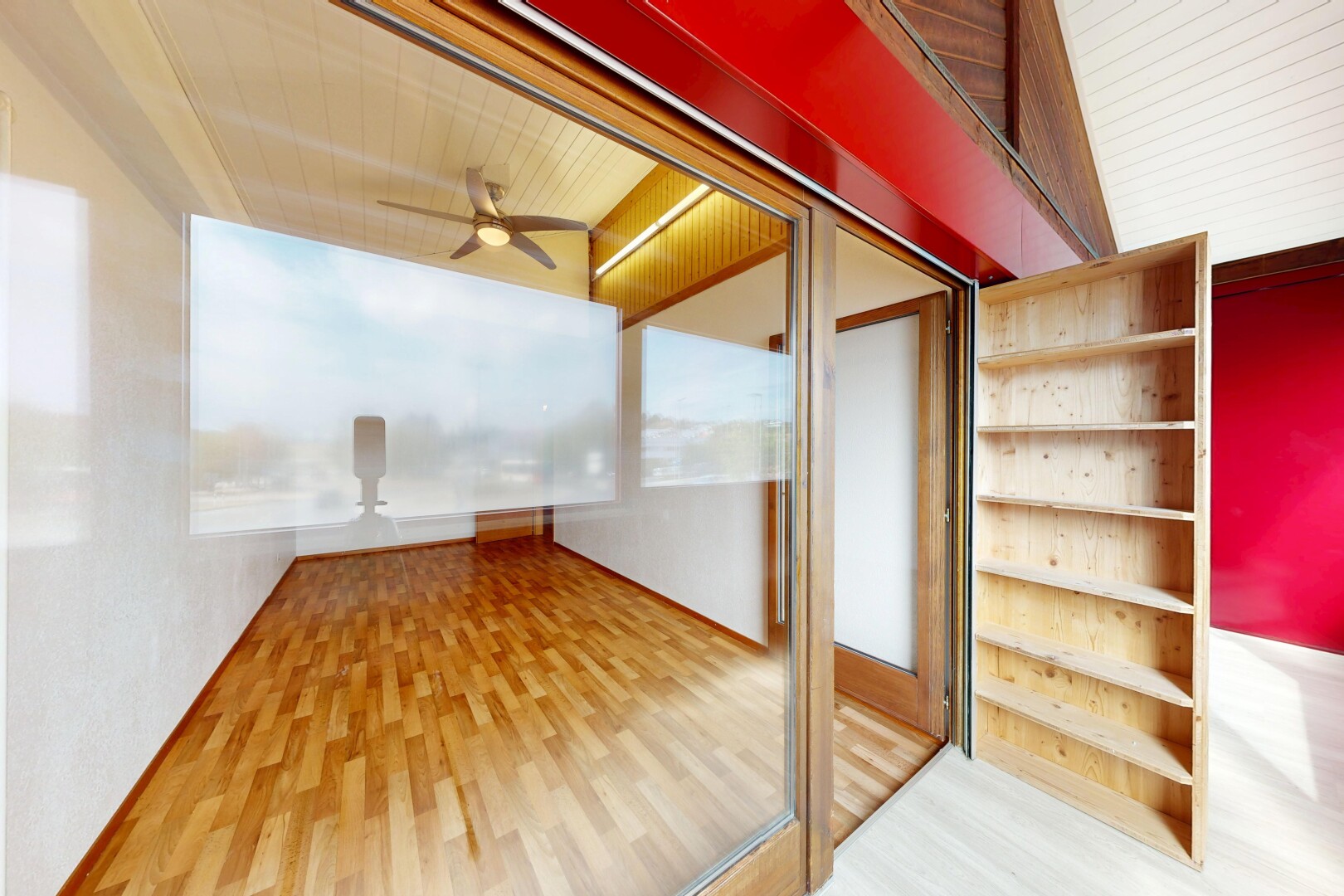 pièce vide avec wood finish floor, sol en finition bois, inside property, et ventilateur de plafond