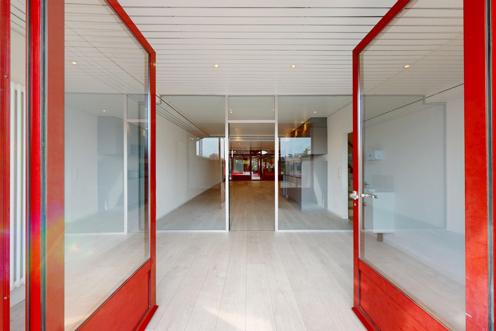 espace intérieur avec sol en finition bois, wood finish floor, éclairage encastré, et inside property
