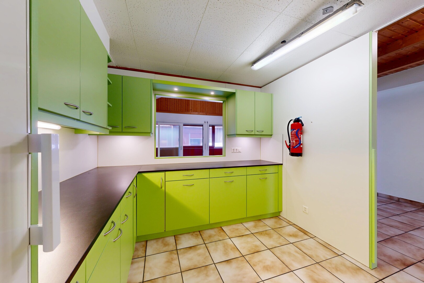 cuisine avec light floor, drywall, cloison sèche, tile floor, et sol en carrelage